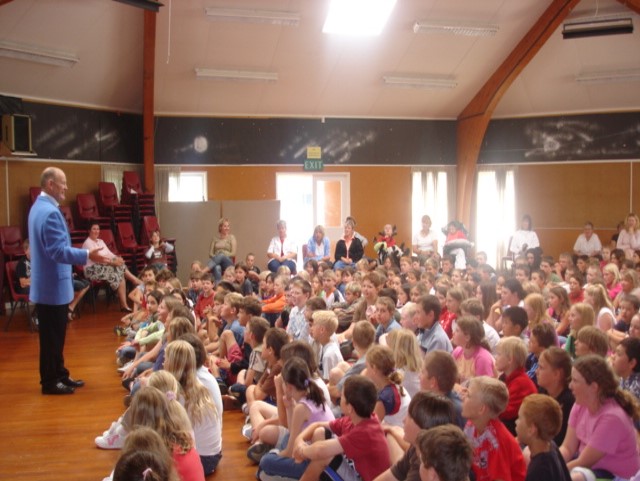 Billy Graham NZ talking with school children